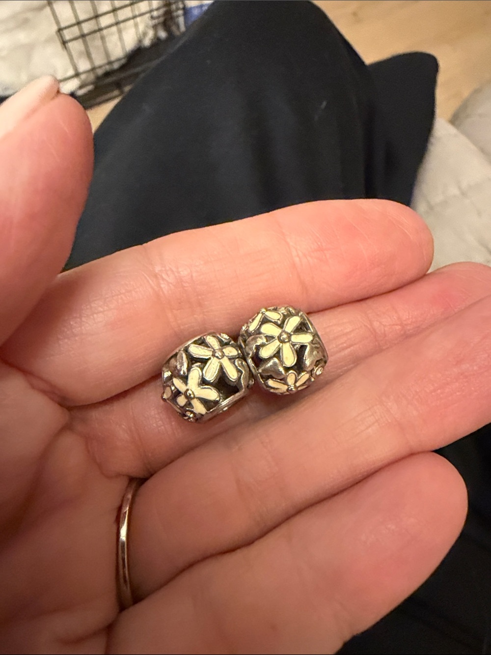 Brighton daisy enamel beads